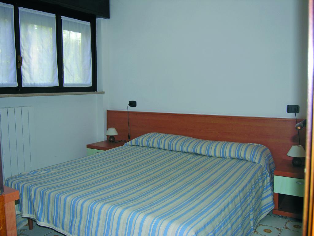 Appartamenti Punta Gro Sirmione Rum bild