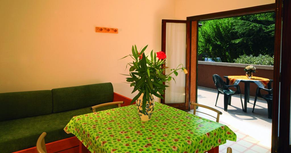 Appartamenti Punta Gro Sirmione Rum bild