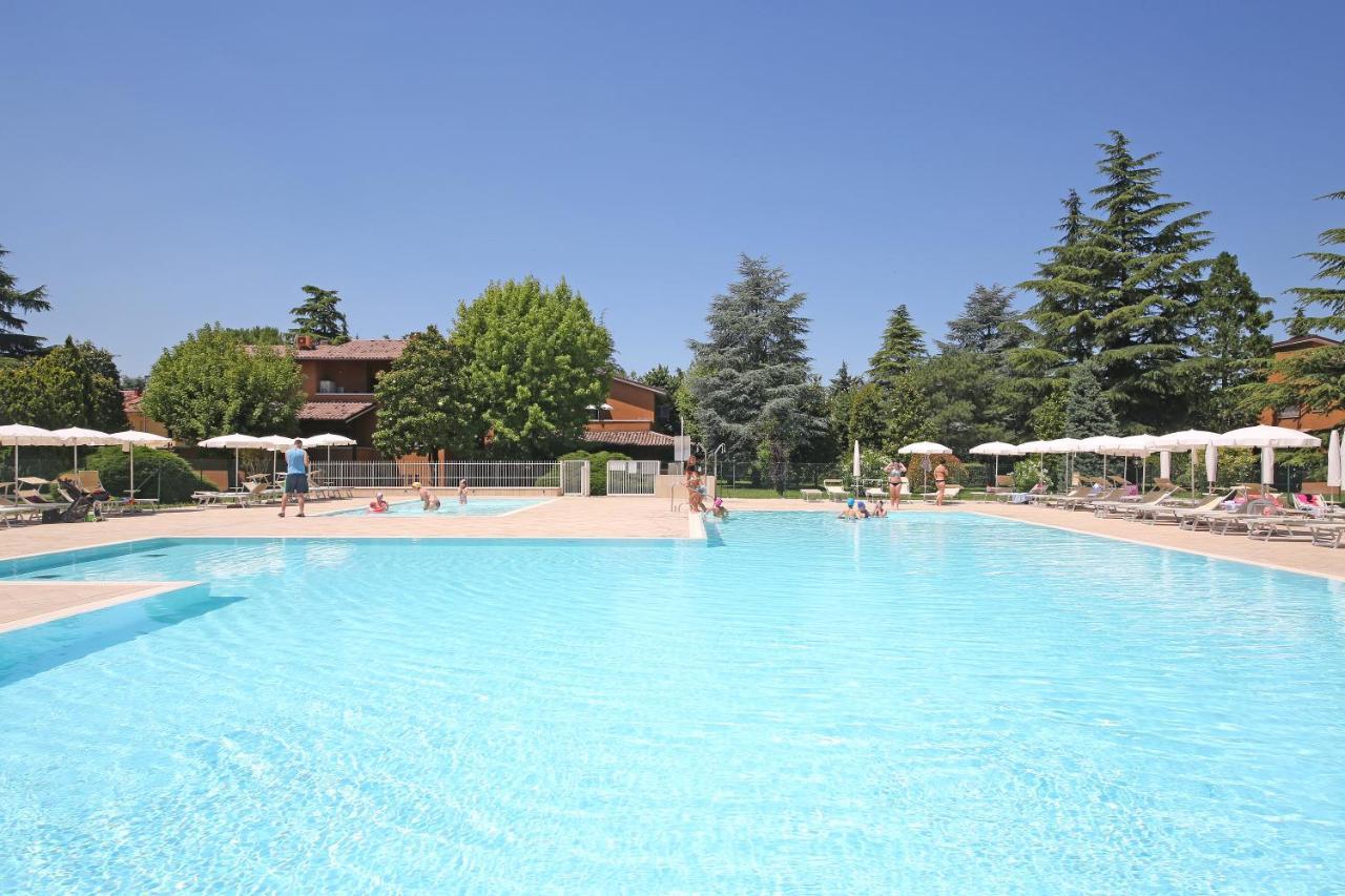 Appartamenti Punta Gro Sirmione Exteriör bild