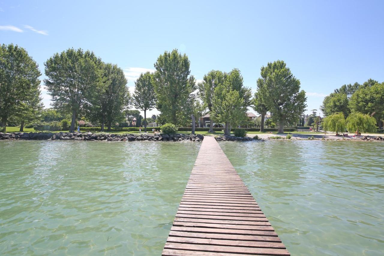 Appartamenti Punta Gro Sirmione Exteriör bild